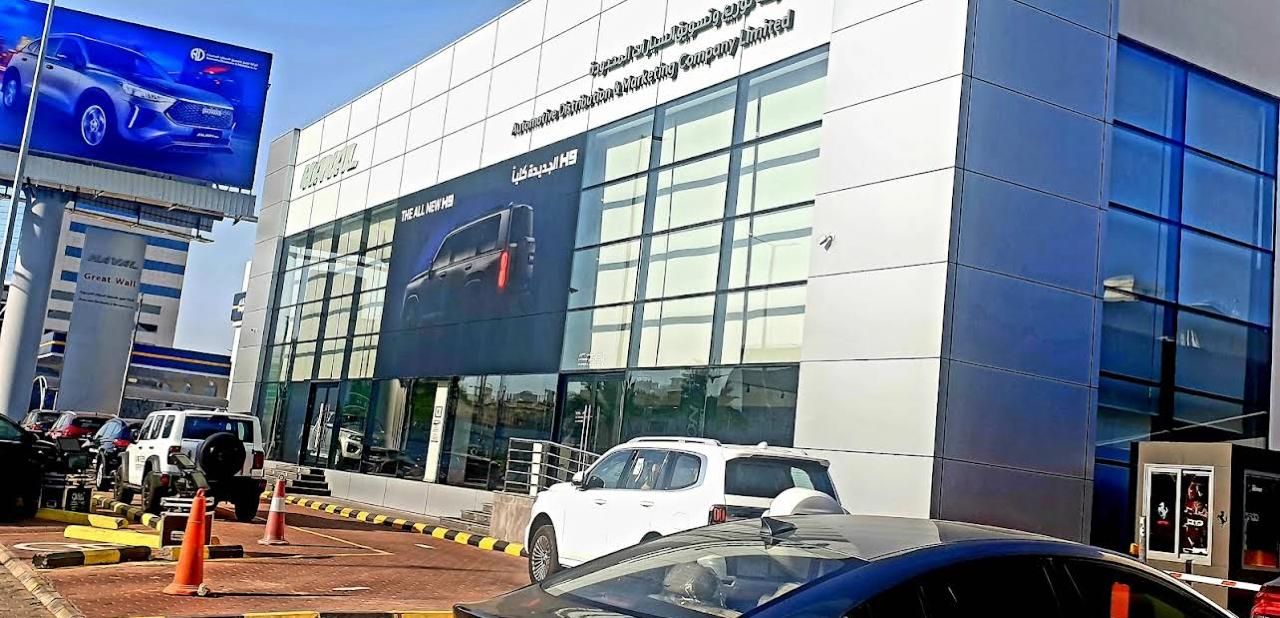 صالة عرض جريت وول · أورا — شركة التوزيع والتسويق للسيارات (ADMC) في الرياض